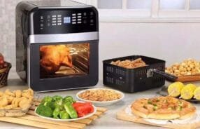 Air fryer com alimentos saudáveis em uma cozinha moderna
