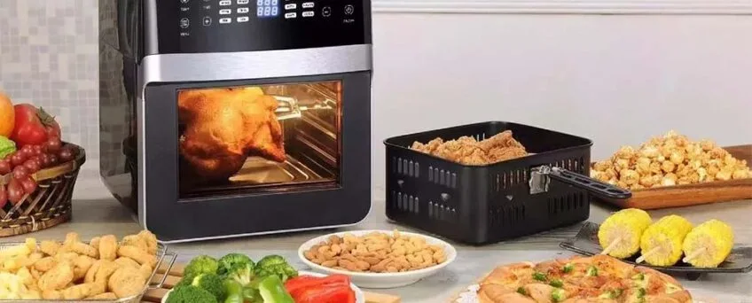 Air fryer com alimentos saudáveis em uma cozinha moderna