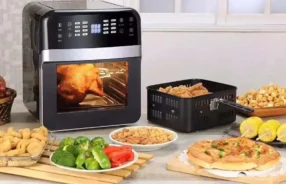 AirFryer - Air fryer com alimentos saudáveis em uma cozinha moderna
