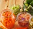 Conservas - Potes de vidro com legumes fermentados em processo de conservação