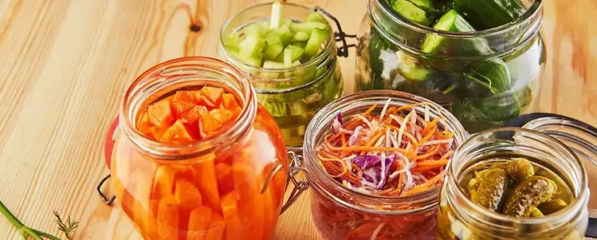 Conservas - Potes de vidro com legumes fermentados em processo de conservação