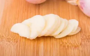 Benefícios do alho - alho fatiado